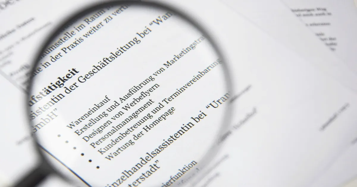 Une loupe posée sur un document imprimé, en illustration de la section « La consolidation : le rafraîchissement qui ressemble à une suppression »