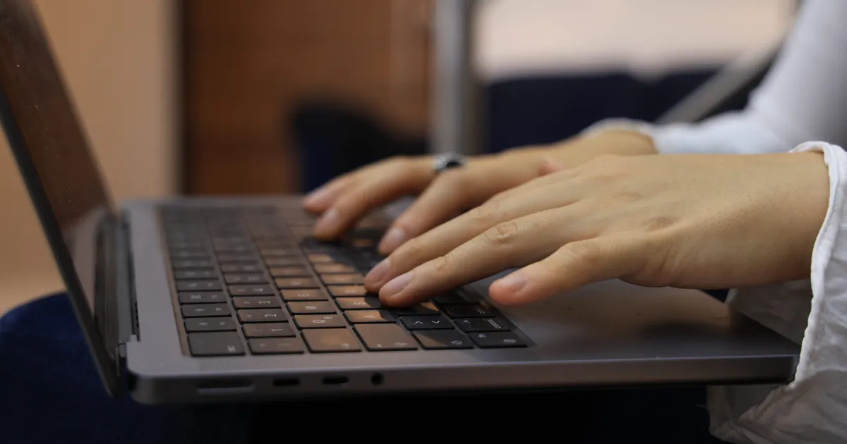 Des mains qui tapent sur un clavier, en illustration de la section « CLS : peu cher à corriger, régulièrement laissé en l'état »