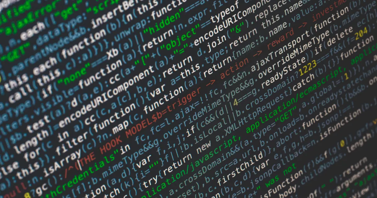 Du code source sur l'écran d'un développeur, en illustration de la section « La navigation à facettes et le désastre de budget de crawl »