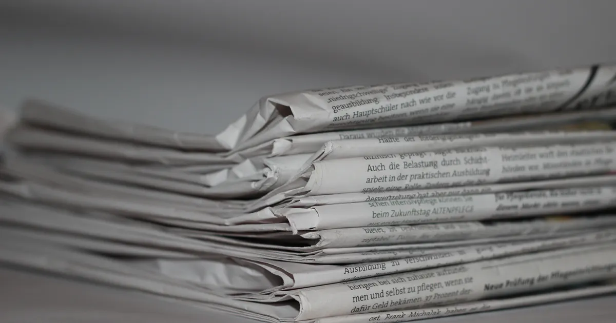 Des journaux empilés comme preuve d'une couverture…, en illustration de la section « La validation par des tiers pèse plus que votre propre site »