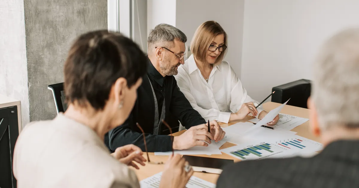 Une équipe marketing en pleine séance de travail, en illustration de la section « Ce que coûte réellement le poste »