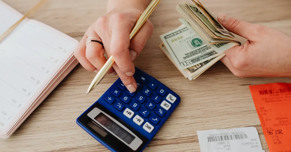 Une calculatrice et des chiffres posés pour une revue de budget, en illustration de la section « La relation avec l'ingénierie décide de tout »