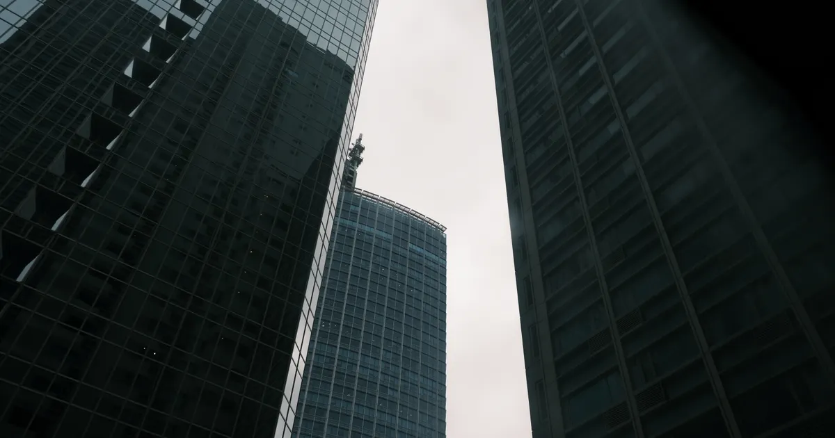 La silhouette d'un quartier d'affaires, en illustration de la section « Cibler une langue et cibler un pays sont deux choses différentes »