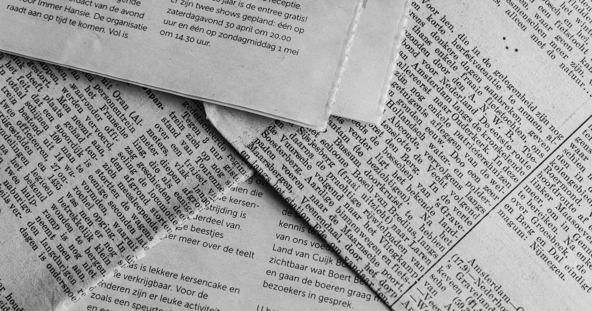 Des journaux empilés comme preuve d'une couverture…, en illustration de la section « Le guest posting bien fait face au guest posting industrialisé »