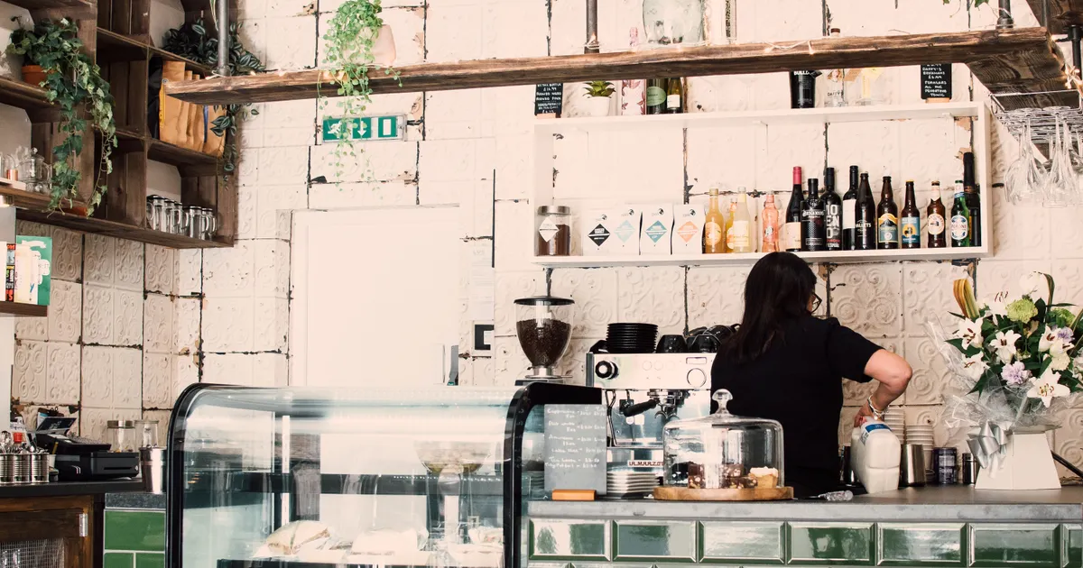 Le comptoir d'un café de quartier, en illustration de la section « L'hygiène des fiches Google Business Profile et les erreurs qui coûtent cher »