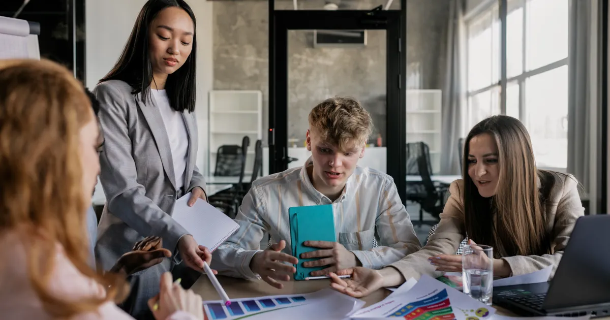 Une équipe marketing en pleine séance de travail, en illustration de la section « Les questions sur qui fait le travail, et combien d'heures »