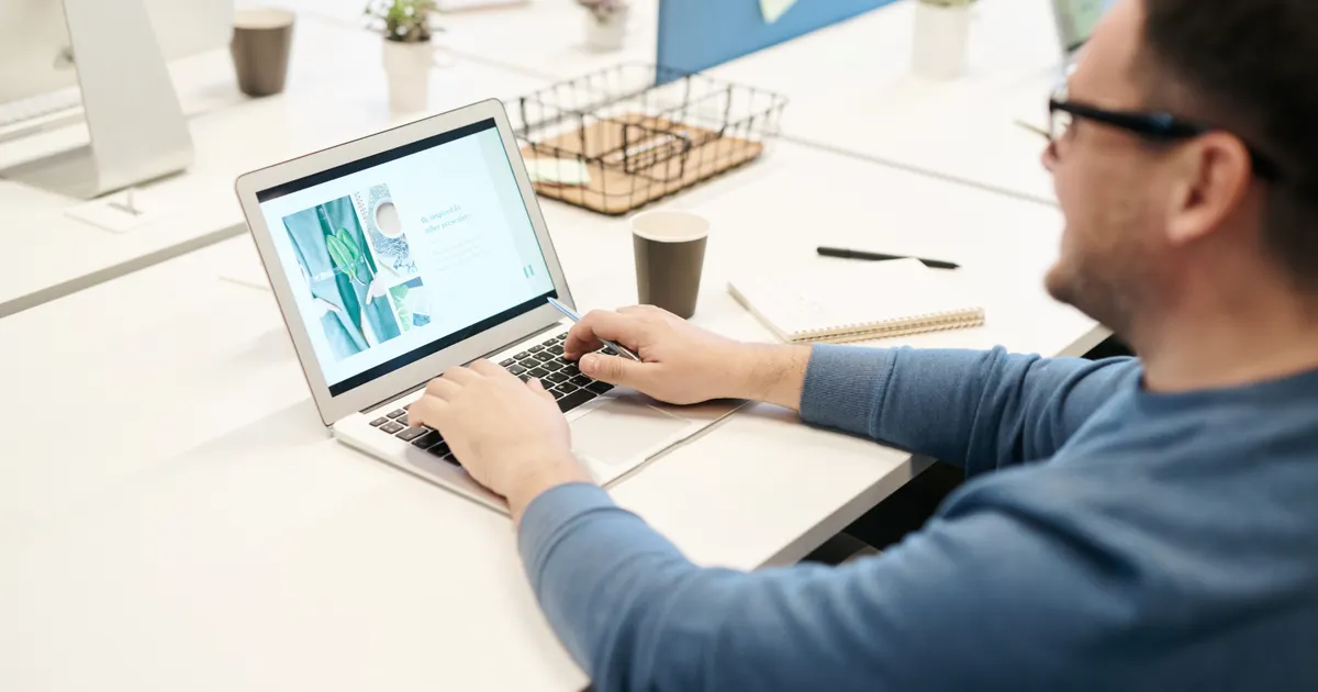 Une personne qui travaille seule sur un ordinateur portable, en illustration de la section « Ce que coûte réellement chaque modèle »