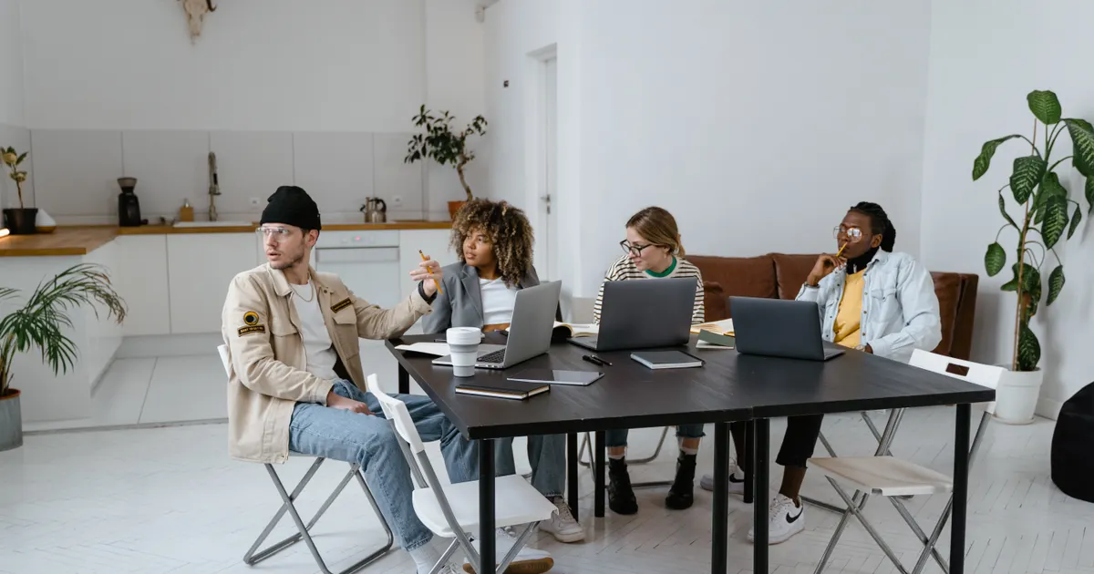 Un bureau ouvert où travaille une petite équipe, en illustration de la section « Quand un freelance bat une agence, et quand ce n'est pas le cas »