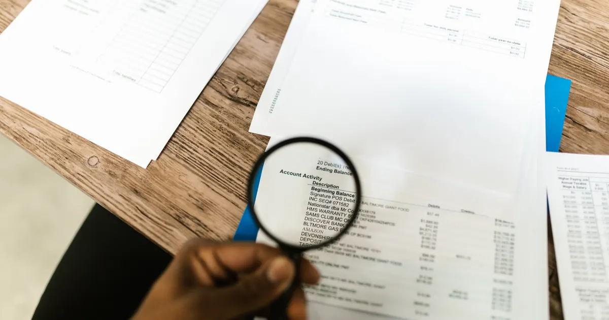 Une loupe posée sur un document imprimé, en illustration de la section « Positions garanties et autres promesses creuses »