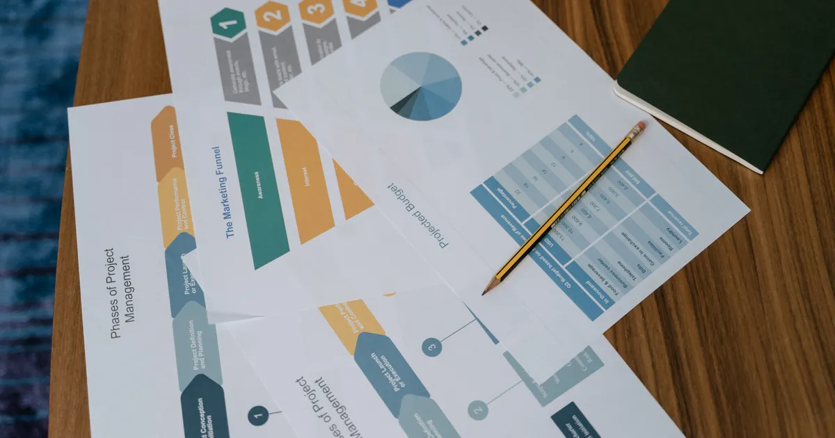 Des graphiques de performance imprimés étalés sur un bureau, en illustration de la section « Semaines 11-13 : lire les données, réparer la chaîne »