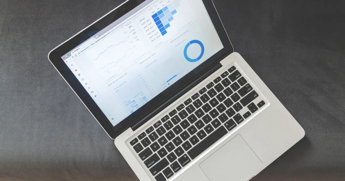 Un écran d'ordinateur portable rempli de courbes d'analyse de…, en illustration de la section « Indicateurs avancés contre indicateurs de résultat »