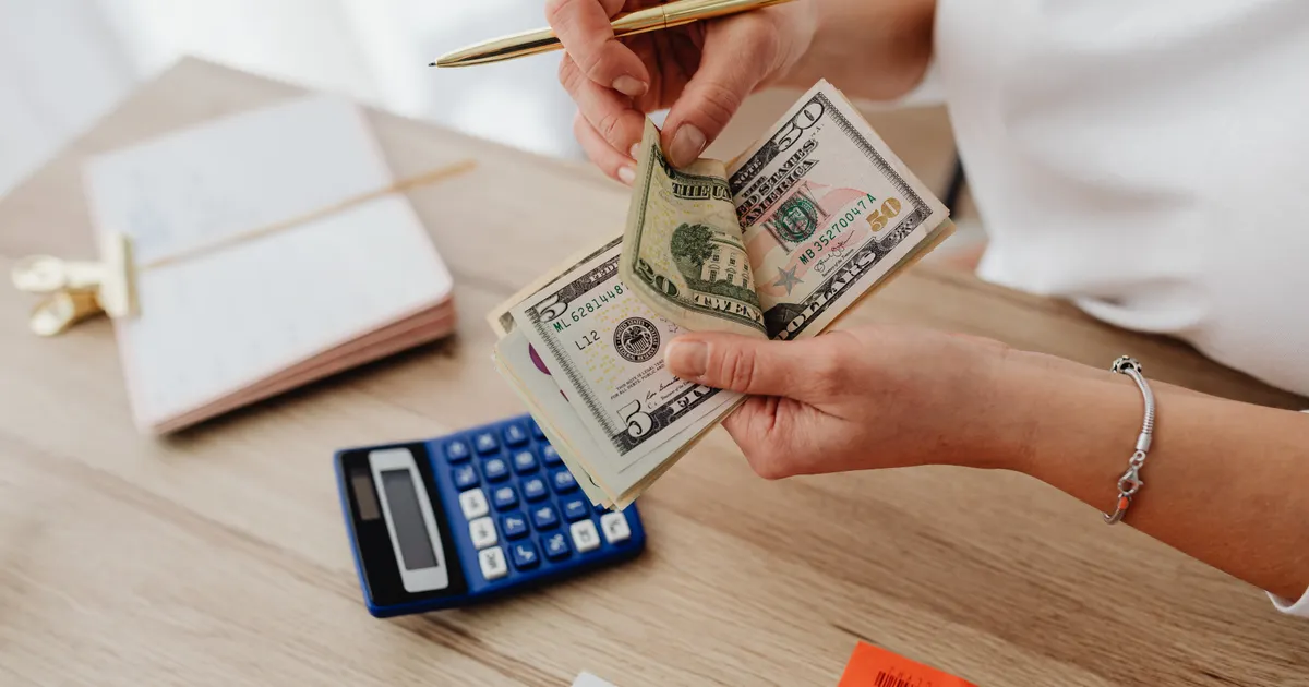 Une calculatrice et des chiffres posés pour une revue de budget, en illustration de la section « Le gratuit couvre bien plus qu'on ne le croit »