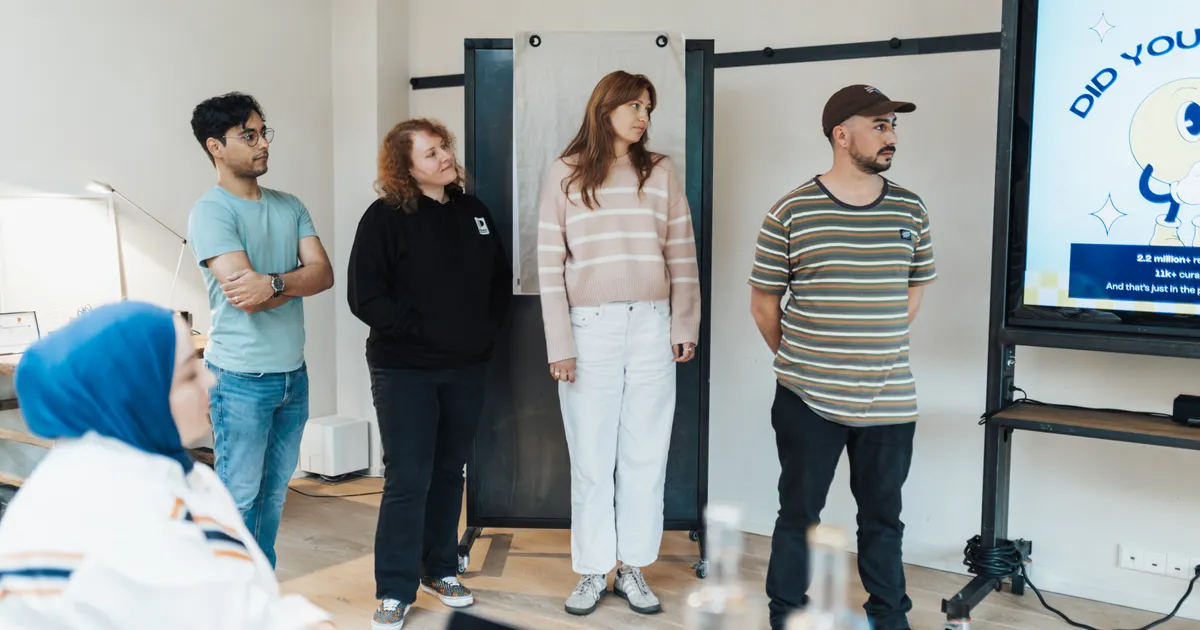 Des résultats présentés devant une salle, en illustration de la section « Comment les chiffres des outils tiers sont fabriqués »