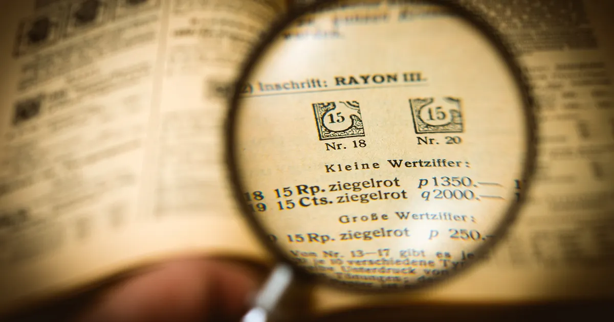 Une loupe posée sur un document imprimé, en illustration de la section « Crawlabilité et gaspillage de budget de crawl »