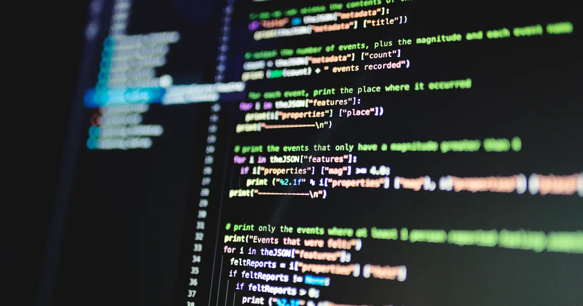 Du code source sur l'écran d'un…, en illustration de la section « Core Web Vitals sur le terrain, et données structurées qui rapportent vraiment »