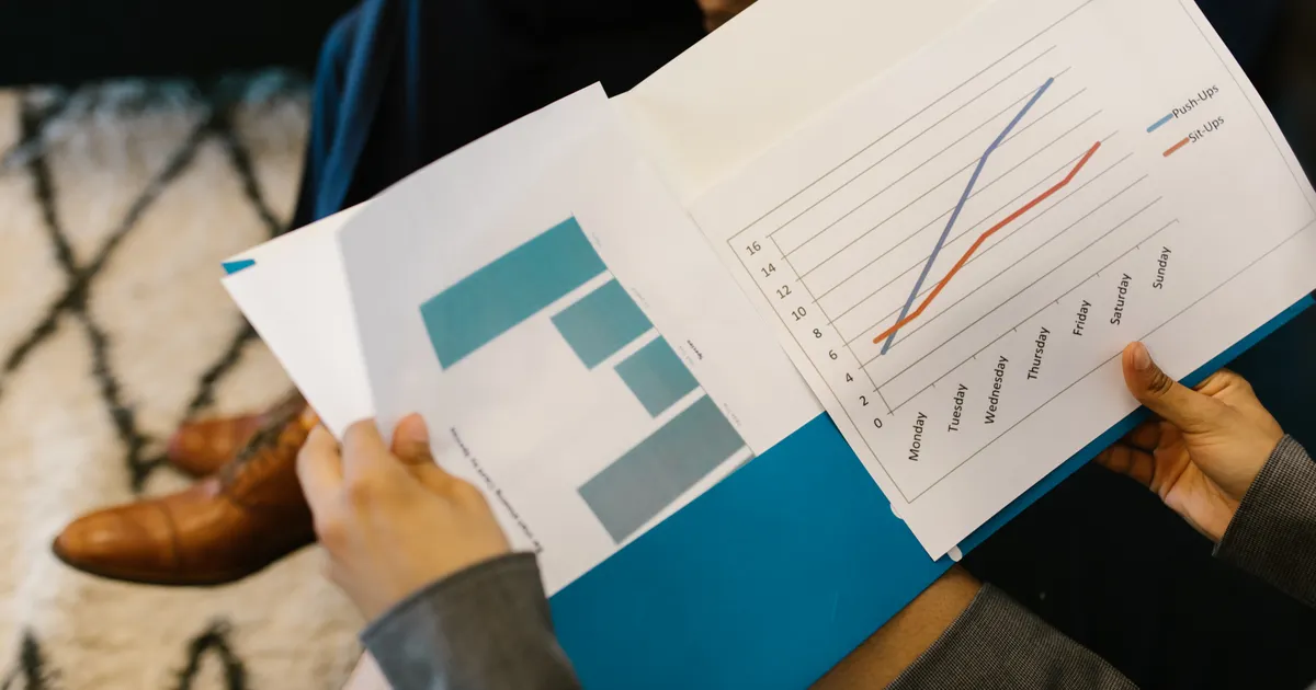 Des graphiques de performance imprimés étalés sur un bureau, en illustration de la définition SEO de Position moyenne