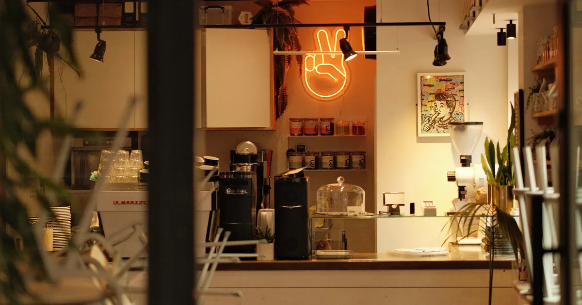 Le comptoir d'un café de quartier, en illustration de la définition SEO de Citation locale