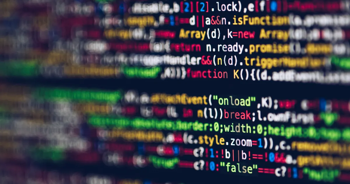 Du code source sur l'écran d'un développeur, en illustration de la définition SEO de CLS (Cumulative Layout Shift)