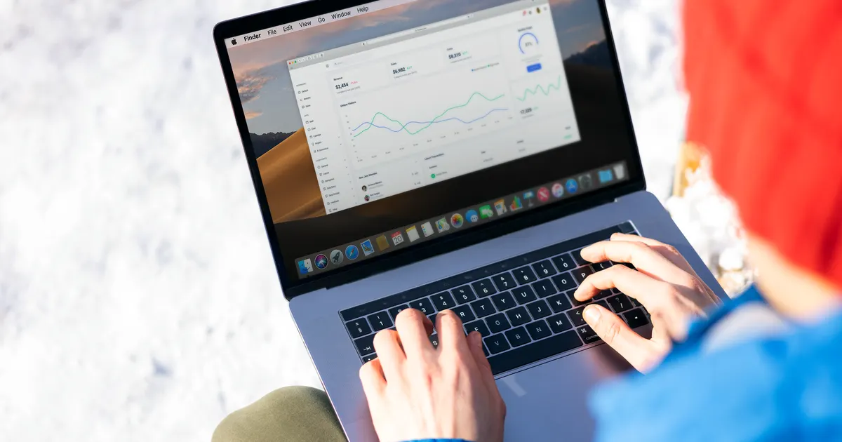 Un écran d'ordinateur portable rempli de courbes d'analyse de trafic, en illustration de la définition SEO de Taux de conversion