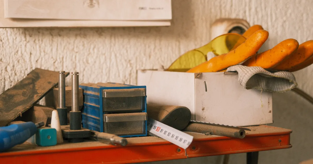Un ensemble d'outils disposés prêts à servir, en illustration de la définition SEO de Exploration (crawl)