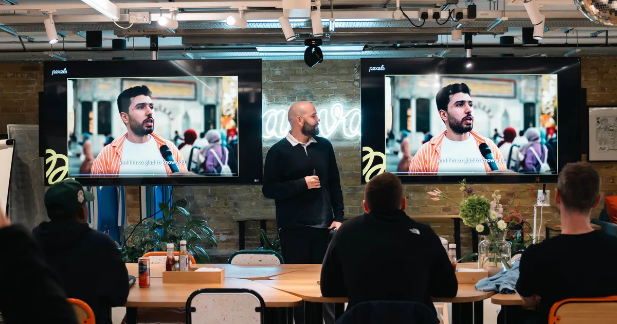 Des résultats présentés devant une salle, en illustration de la définition SEO de CTR (taux de clic)