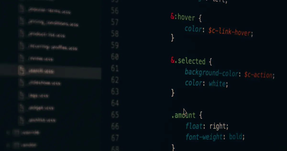Du code source sur l'écran d'un développeur, en illustration de la définition SEO de Navigation à facettes
