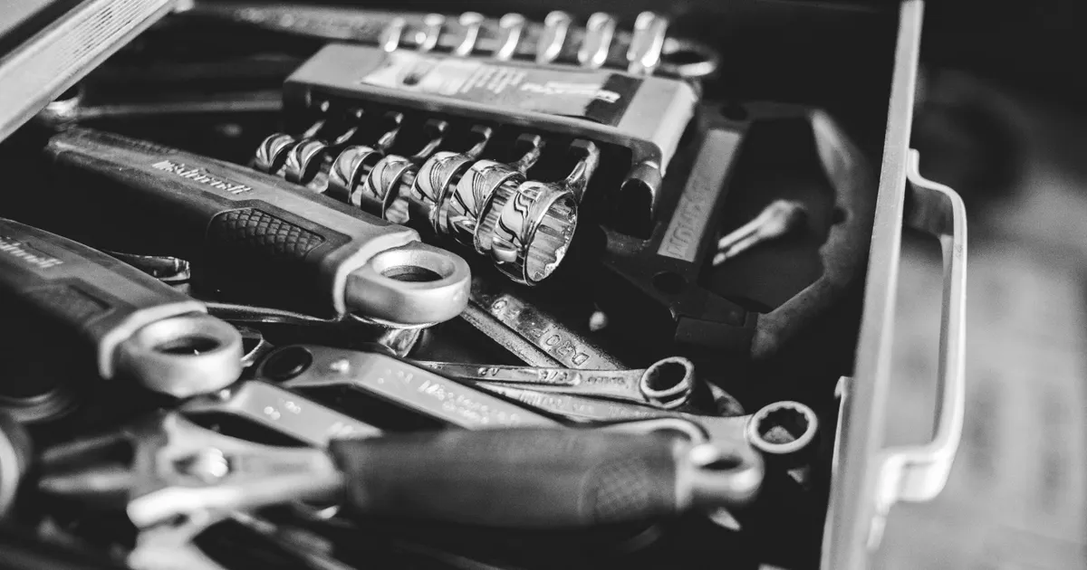 Un ensemble d'outils disposés prêts à servir, en illustration de la définition SEO de Indexation
