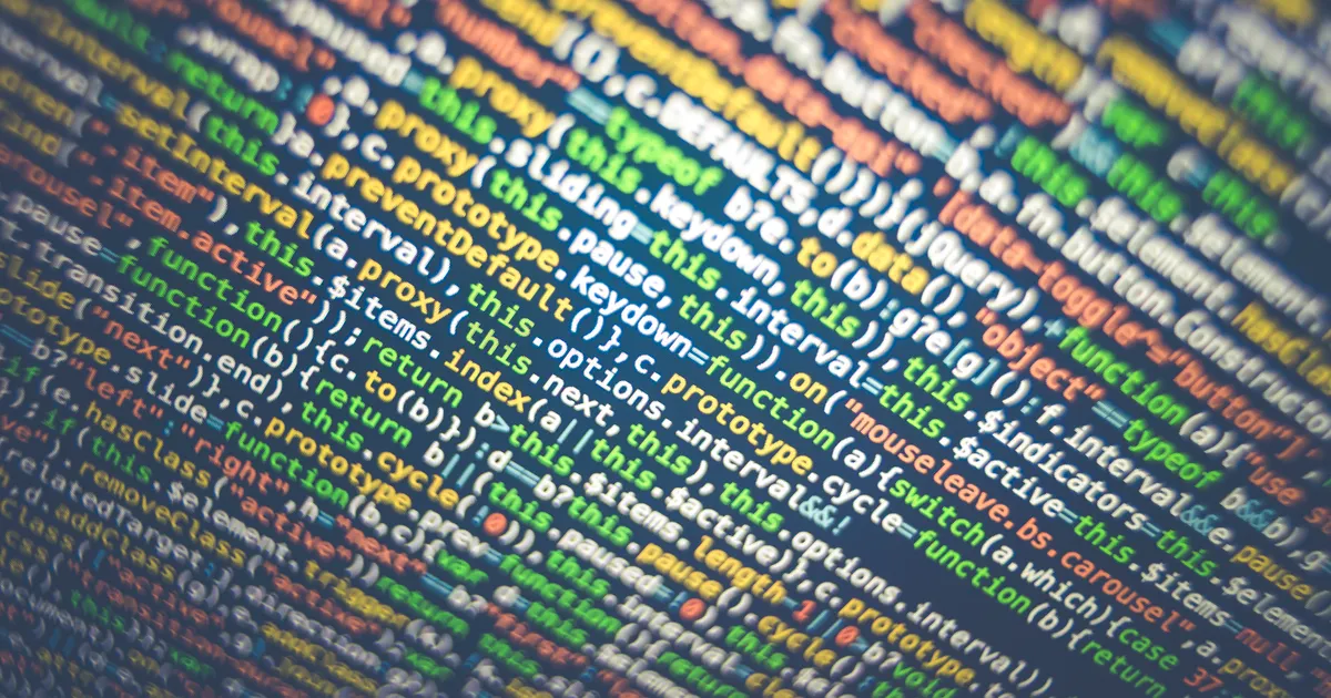 Du code source sur l'écran d'un développeur, en illustration de la définition SEO de LCP (Largest Contentful Paint)
