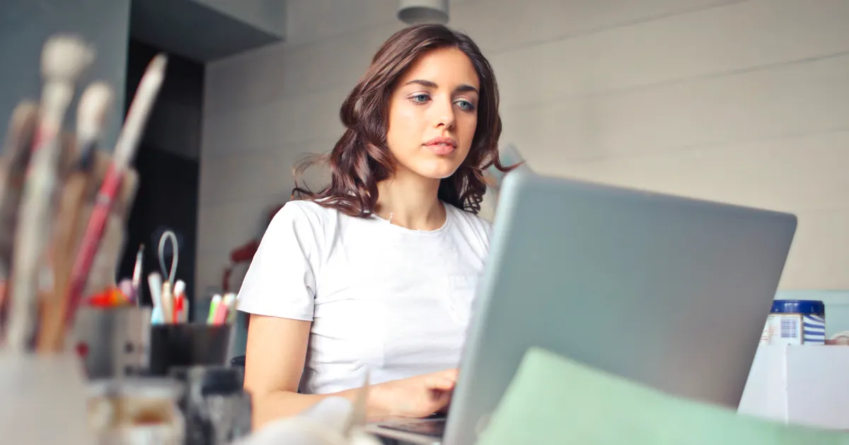 Une personne qui travaille seule sur un ordinateur portable, en illustration de la définition SEO de Mot-clé de longue traîne