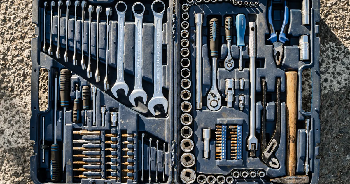 Un ensemble d'outils disposés prêts à servir, en illustration de la définition SEO de Pagination