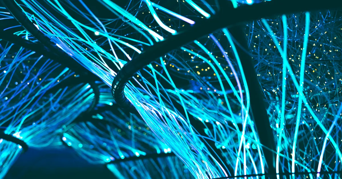 Un réseau de connexions tracé entre des nœuds, en illustration de la définition SEO de Domaine référent