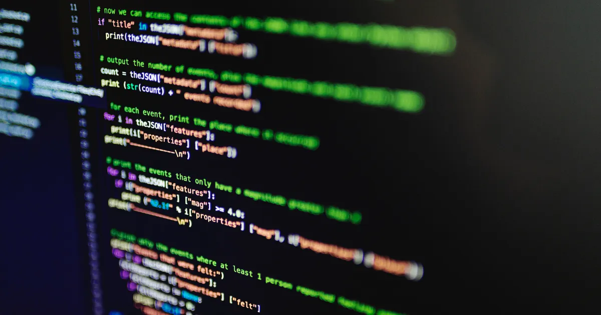 Du code source sur l'écran d'un développeur, en illustration de la définition SEO de Rendu (SSR, CSR, hydratation)