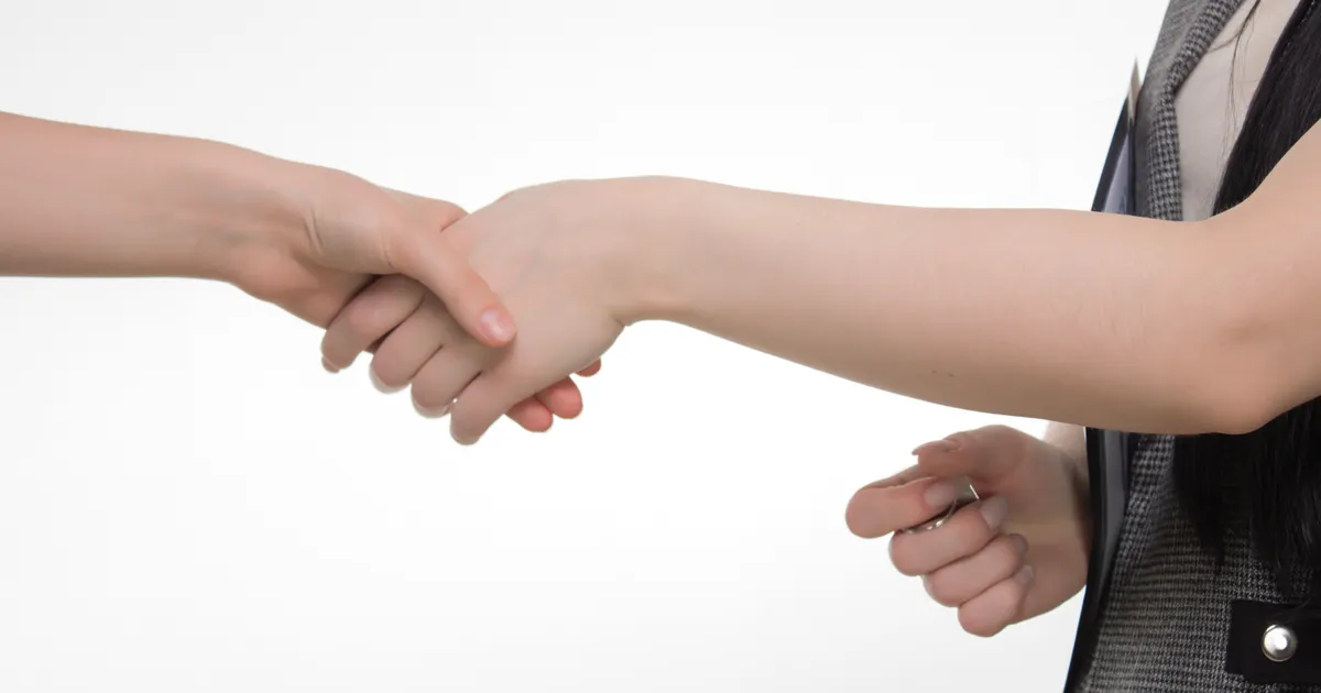 Deux personnes se serrant la main sur un accord, en illustration de la définition SEO de Forfait mensuel