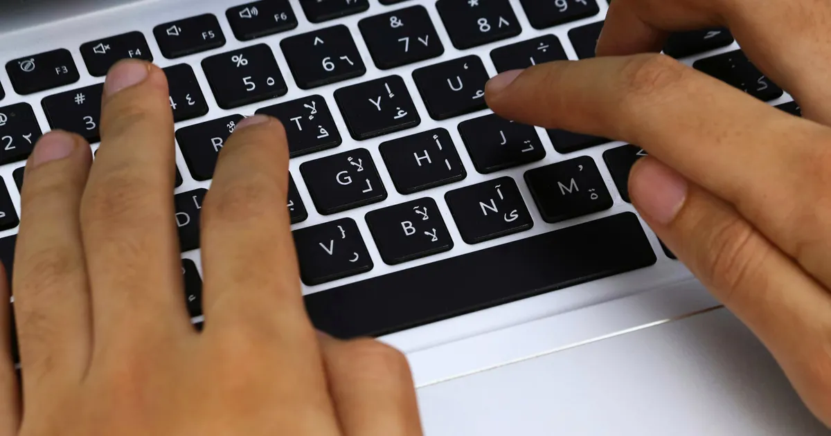 Des mains qui tapent sur un clavier, en illustration de la définition SEO de Intention de recherche