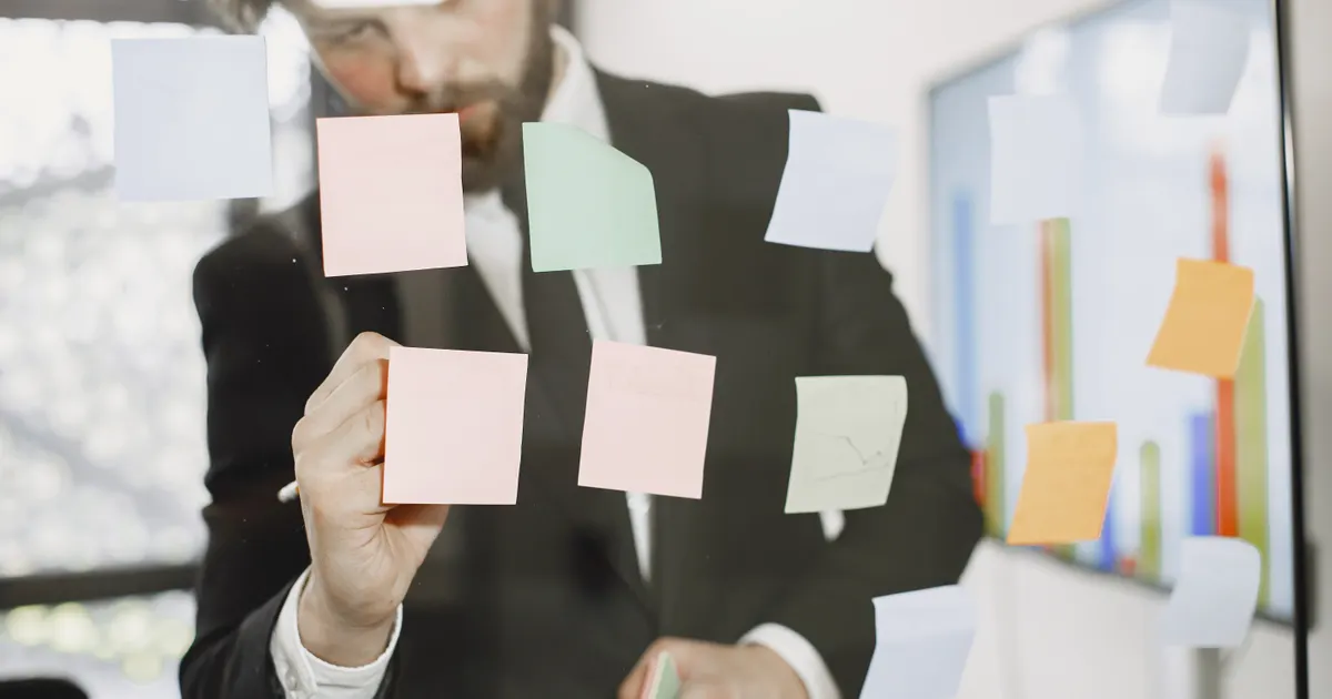 Des post-it qui couvrent un mur pendant un atelier d'idées, en illustration de la définition SEO de Volume de recherche