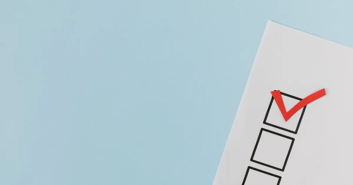 Une liste de contrôle parcourue point par point, en illustration de la définition SEO de Audit SEO