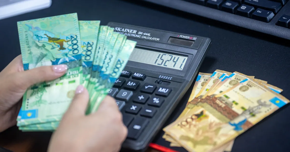 Une calculatrice et des chiffres posés pour une revue de budget, en illustration de la définition SEO de Périmètre de mission