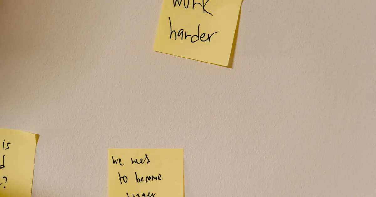 Des post-it qui couvrent un mur pendant un atelier d'idées, en illustration de la définition SEO de Autorité thématique