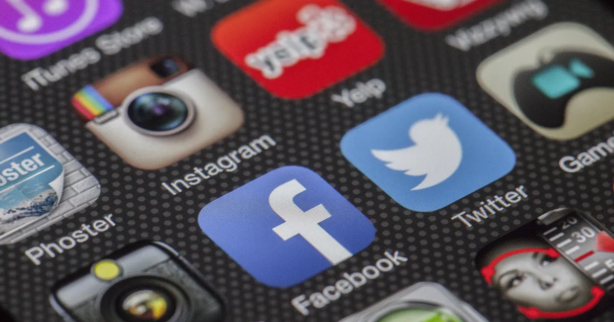 Des applications sociales sur l'écran d'accueil d'un téléphone, en illustration des agences Social Media référencées sur Trust Agency